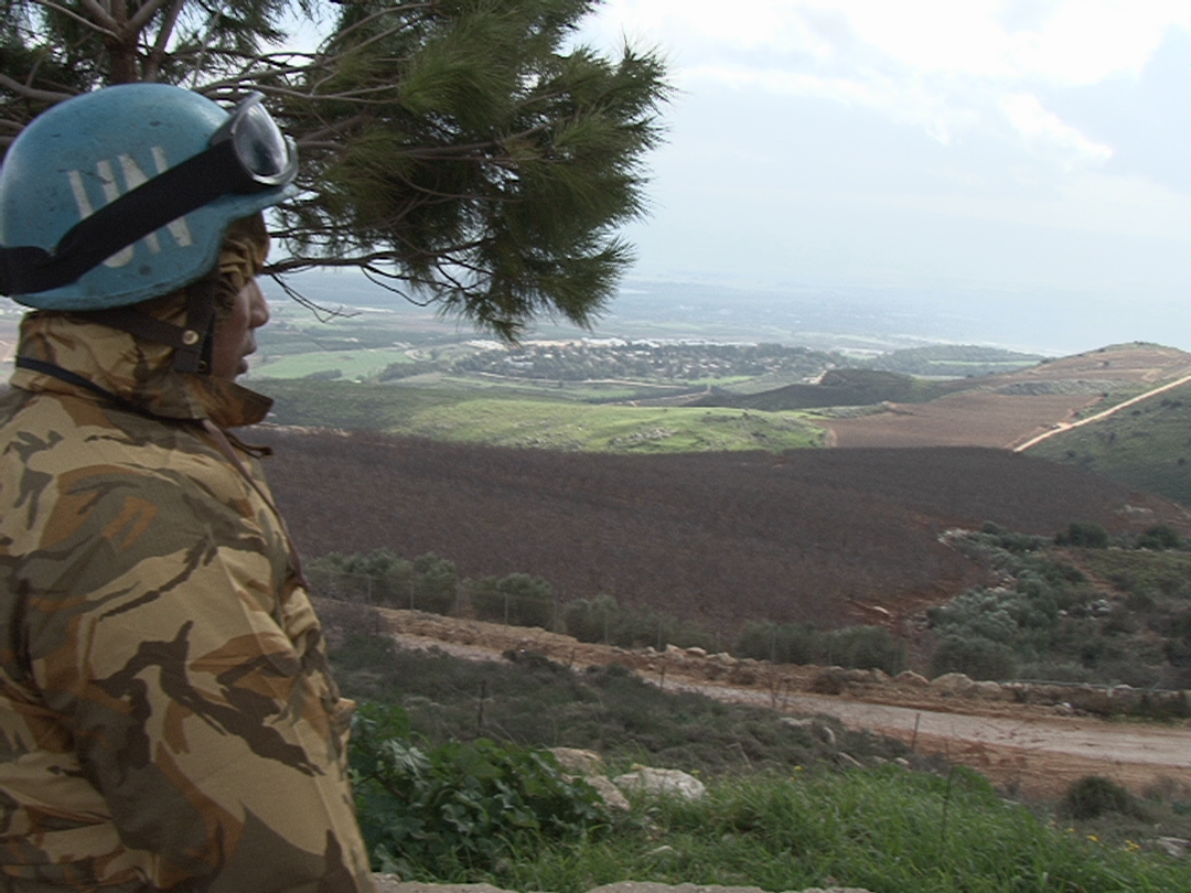 جندي دولي يراقب القصف الاسرائيلي على جنوب لبنان