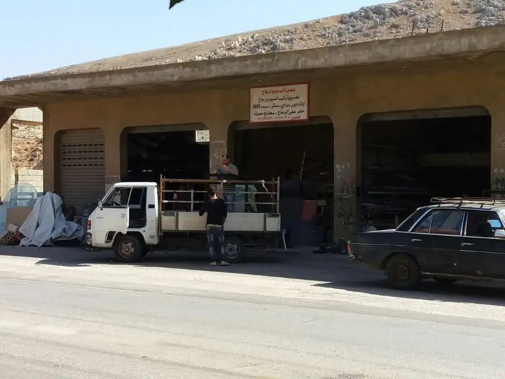 أبو علي حسين غصن معروف جيداً في المنطقة حيث يملك مشغلاً للألمنيوم، وله تاريخ قديم وسمعة طيبة في المهنة ويتمتع بذوق متميّز