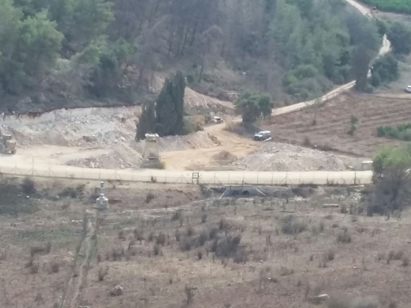 جرافة تعمل على توسيع الطريق العسكري في وادي هونين