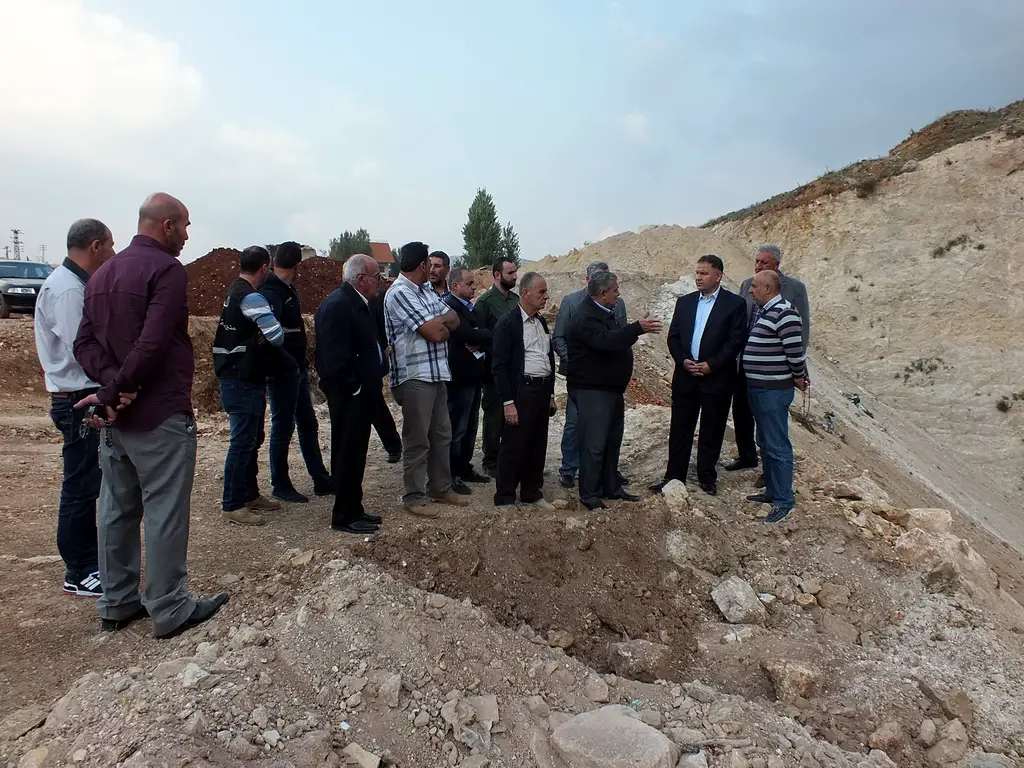 النائب فياض وممثلو البلديات والبيئيون عندمحفار مرج الخوخ -صورة ادوار العشي –  مرجعيون