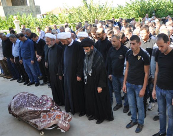 سماحة الشيخ محمد محسن  يؤم الصلاة قبل أن توارى الفقيدة في جبانة بلدة بيوت السيّاد