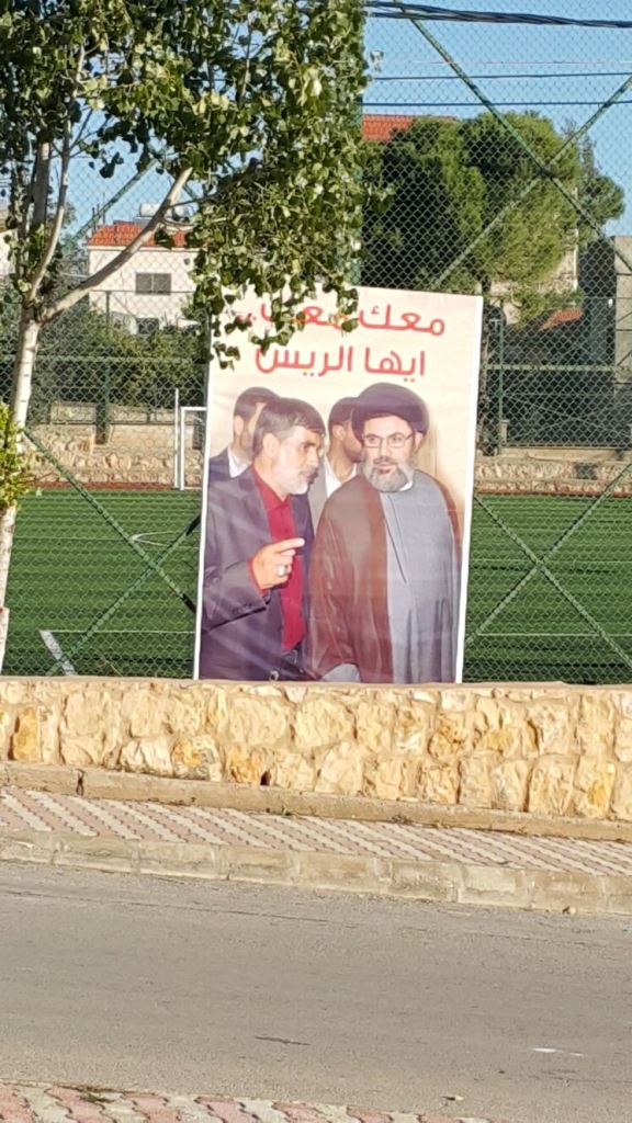 صورة للرئيس عباس عواضة في الخارج عند سور الملعب