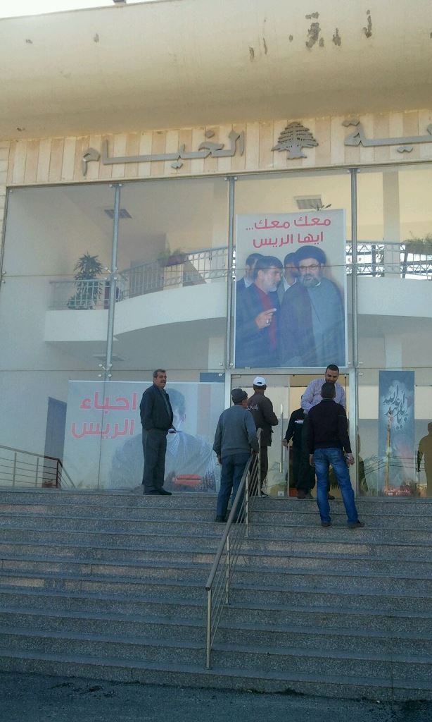 الصور جرى نقلها إلى مدخل البلدية بأمر من المهندس محمد عبدالله منعاً للتأويلات