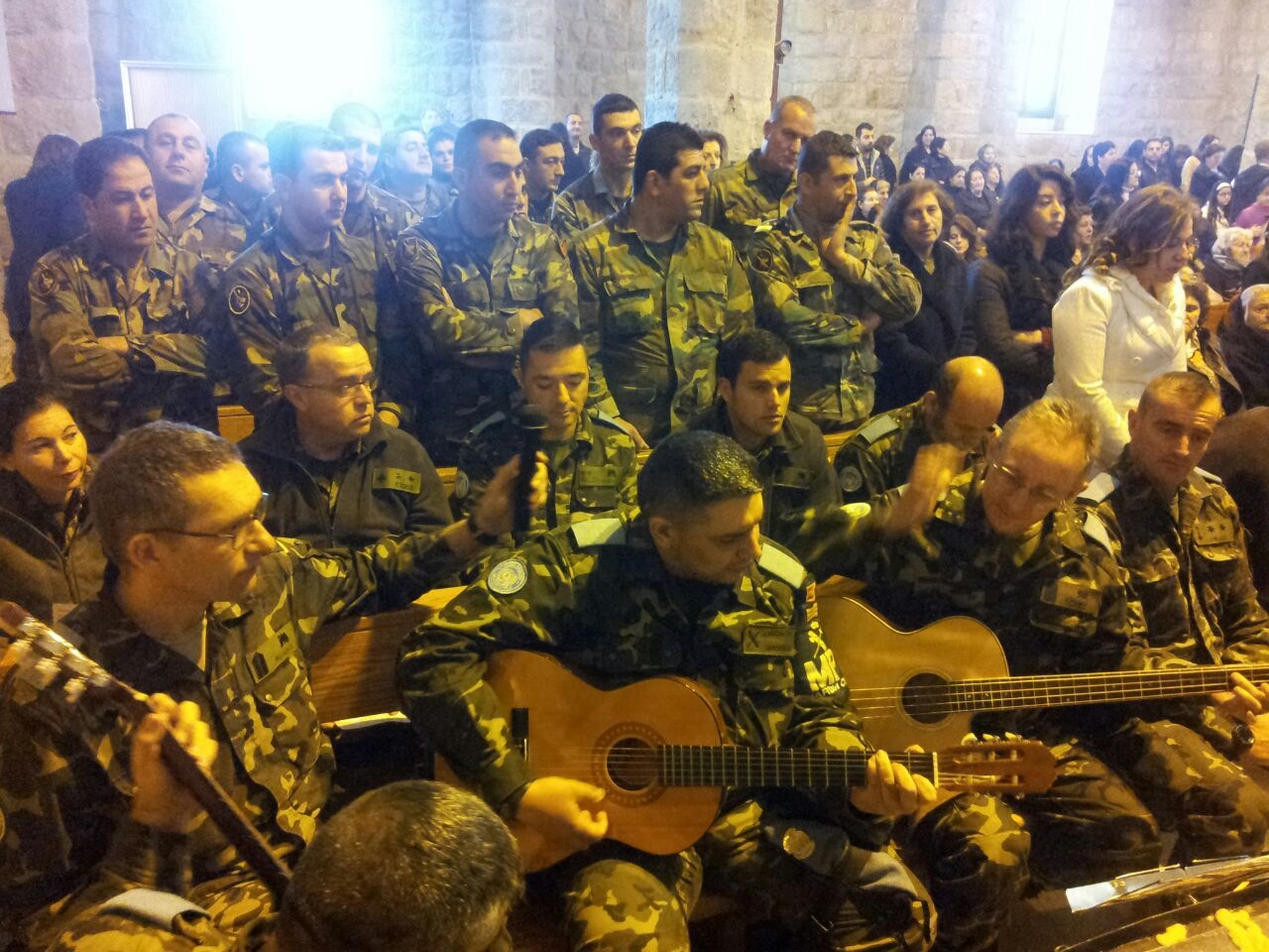 جوقة الوحدة الاسبانية تشارك في القداس في القليعة  لراحة نفس الجندي الاسباني
