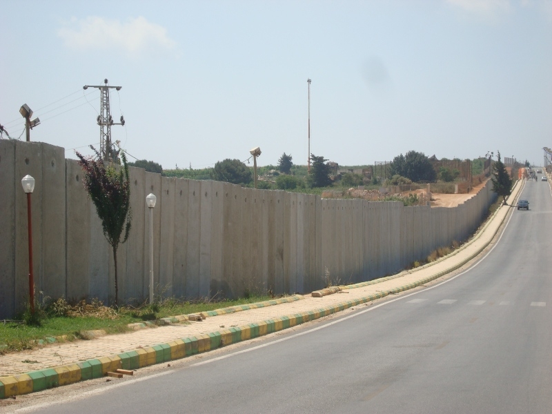 -جدار الفصل الذي شيده جيش العدو قبالة كفركلا في 2012