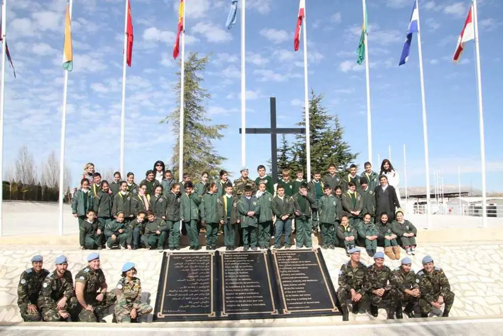 صورة تذكارية للطلاب والهيئة التعليمية مع الضباط الاسبان