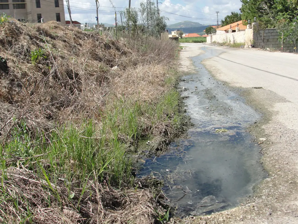 سيول من المياه المبتذلة التي تفوح منها الروائح الكريهة