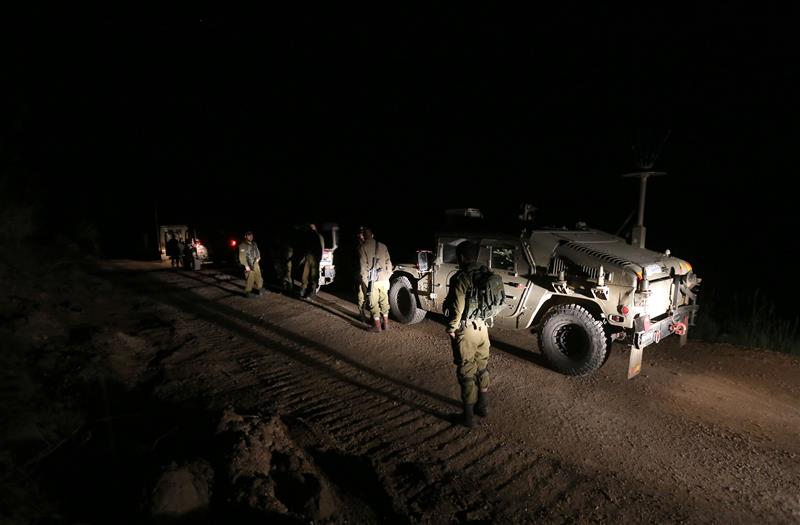 جنود الاحتلال الاسرائيلي خلال دورية في الجولان المحتل امس (ا ف ب)