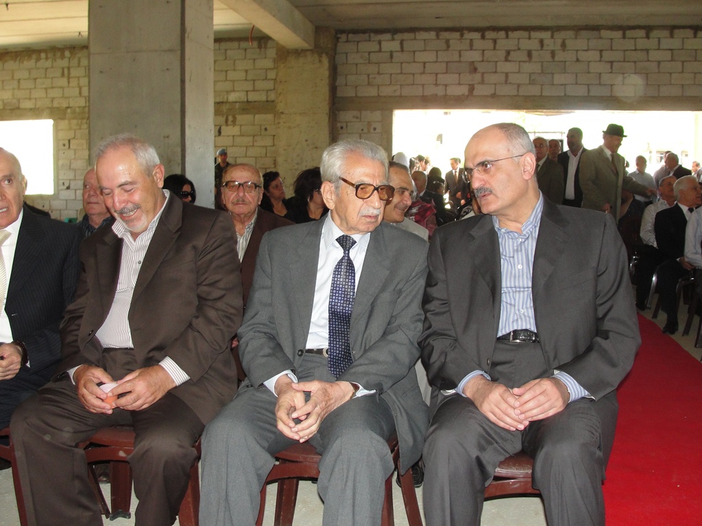 في 9 أيار 2015: لقاء مع الوزير الحاج علي حسن خليل. الصورة من الأرشيف ( خلال حفل إطلاق المرحلة الثانية من بناء نادي الخيام الثقافي الاجتماعي)