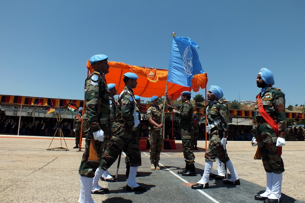الجنرال بورتولانو يسلم علم الامم المتحدة الى القائد الهندي الجديد
