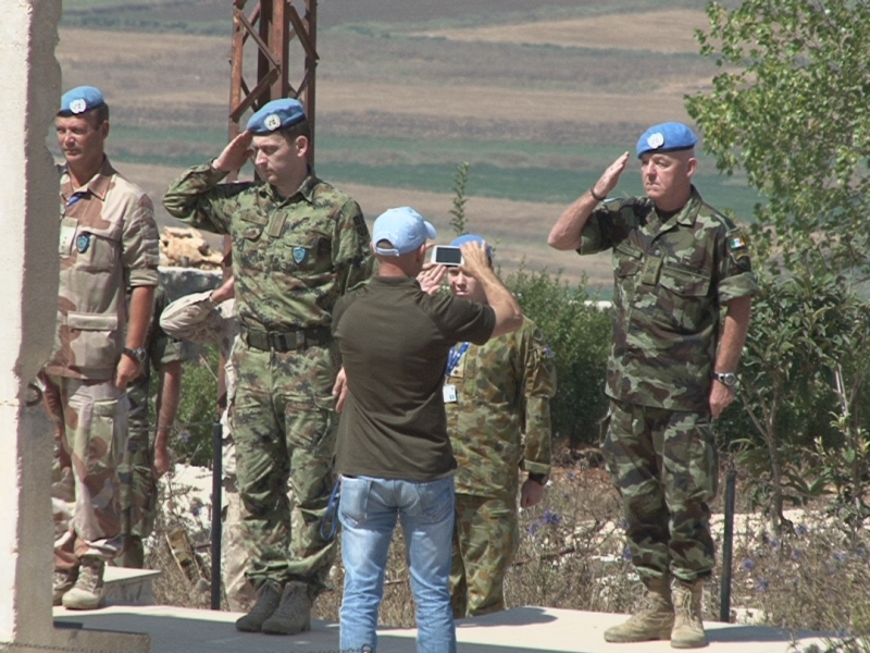 ضباط من المراقبين الدوليين يؤدون التحية العسكرية عند النصب التذكاري