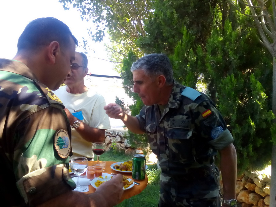 الجنرال كوندي يتناول البايللا مع الحضور - صورة مايا العشي – مرجعيون