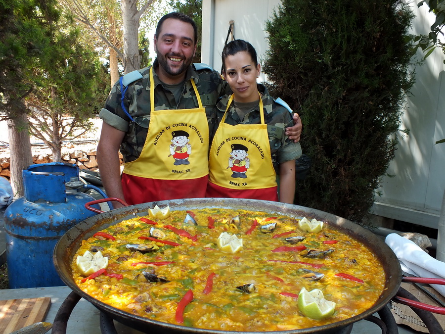 الطباخان العسكربان الأسبانيان اللذان طهيا أكلة البايللا - صورة مايا العشي – مرجعيون