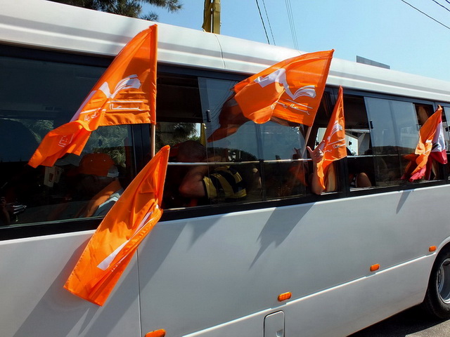 حافلة تنطلق ملوحة بالأعلام اللبنانية وأعلام التيار - صورة مايا العشي – مرجعيون