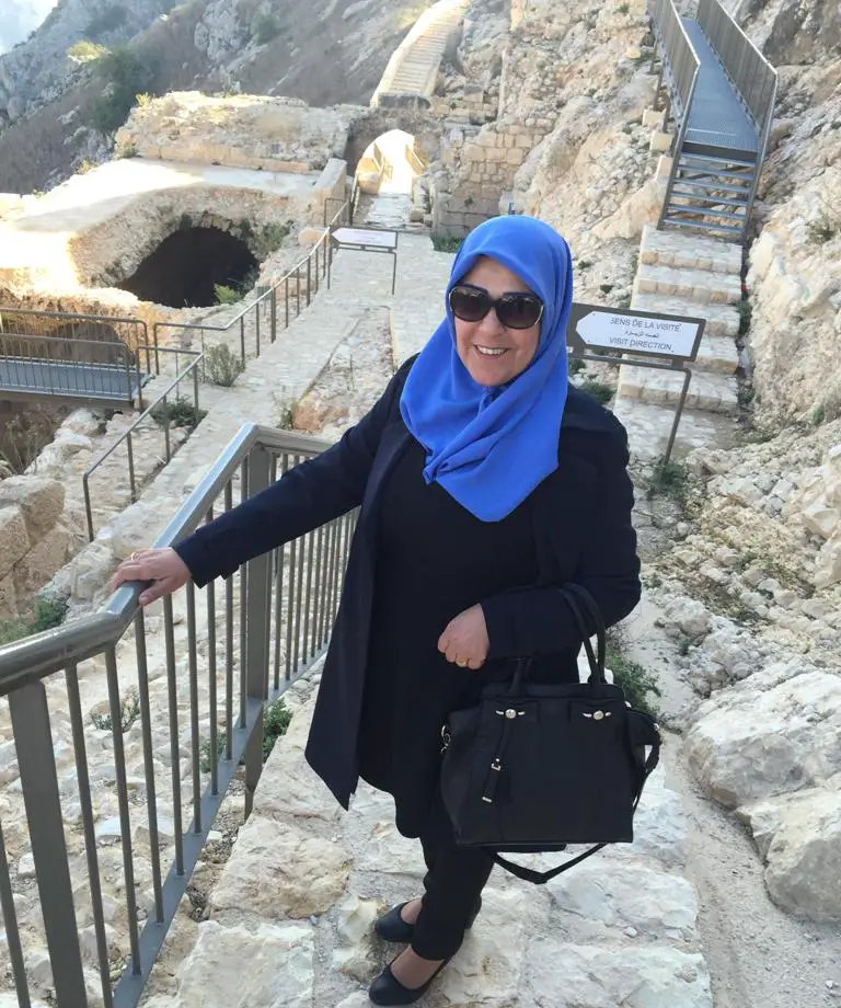 الكاتبة نوال عواضة: عندها تتطاير الكلمات وتختنق الأبجديات وتتشتت الأفكار، تحدث في داخلي ثورة من العواصف تتأجج  ناراً بين ضلوعي