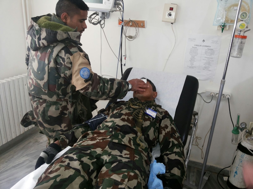 جريح من الوحدة النيبالية يتلقى العلاج في مستشفى ميس الجبل
