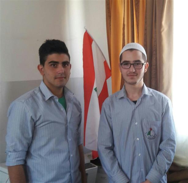 الطالبان المتفوقان امير الاحمدية وجاد ريدان من ثانوية الكفير الرسمية
