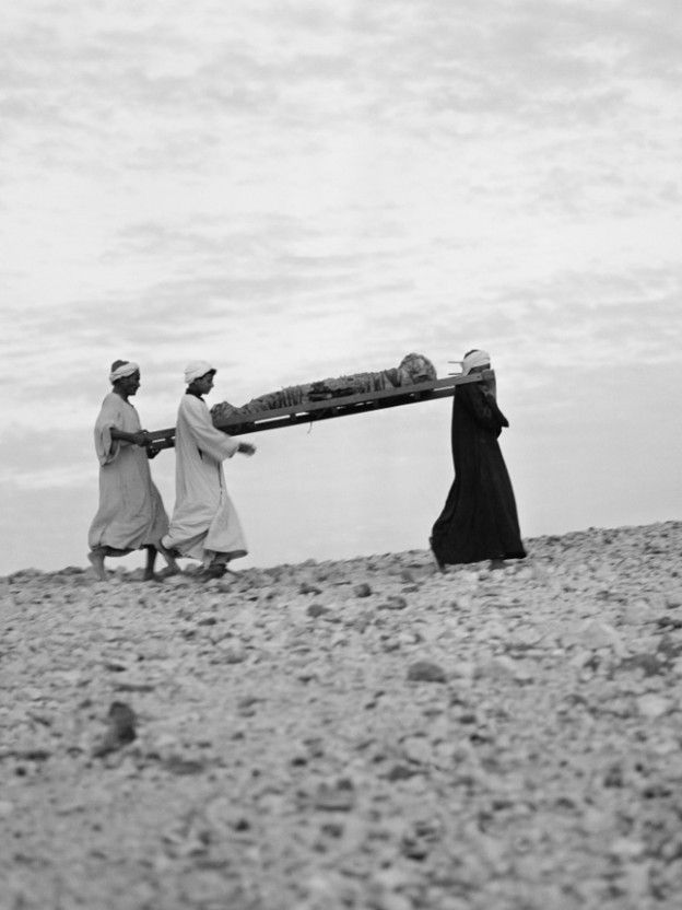 صورة توضح عملية نقل مومياء من العصر القبطي على محفة بدائية الصنع في محافظة الأقصر عام 1971 - تصوير جون فرانسوا جو