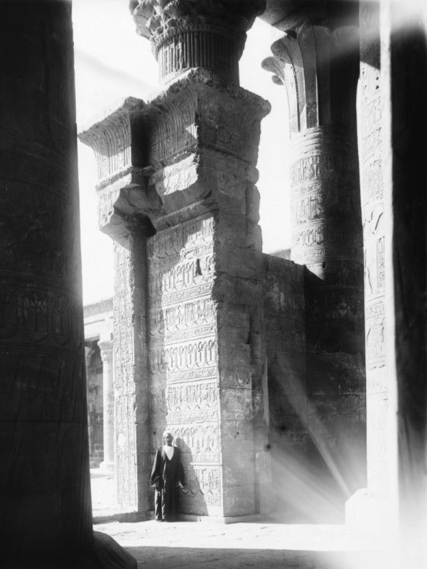 صورة من معبد حورس في إدفو في شمال محافظة أسوان بصعيد مصر في الفترة ما بين 1920 و1925 - تصوير لوكونت دونوي