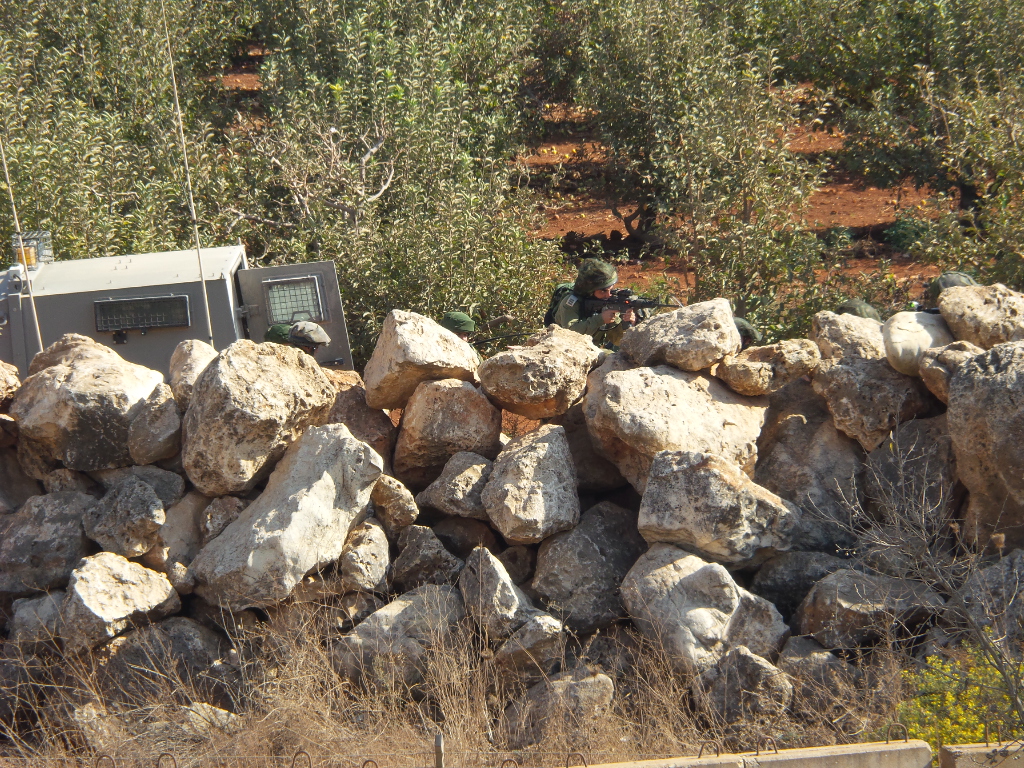جندي اسرائيلي صوب بندقيته باتجاه الاراضي اللبنانية