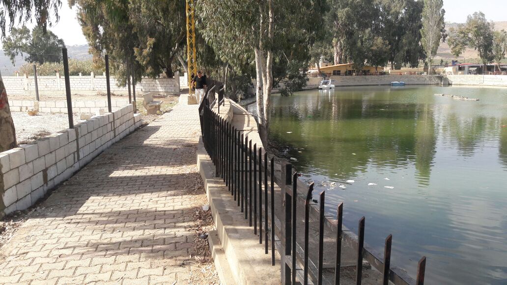 ورش البناء بمحيط النبع قلصت المساحات المتاحة للزوار لتصل إلى ملامسة رصيف المشاة الذي بناه الإسبان في عهد بلدية علي زريق