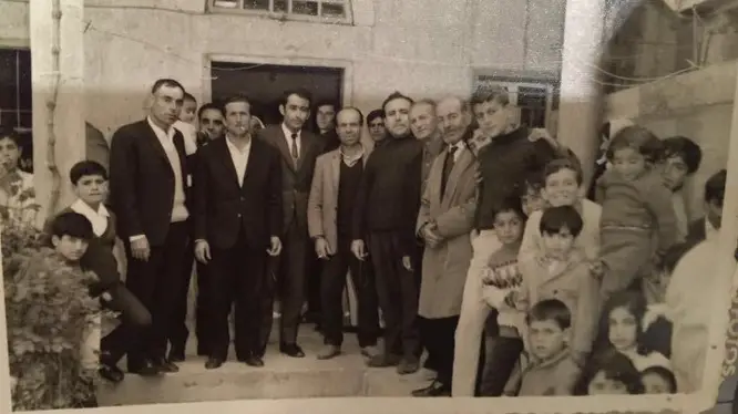 (لقطة من عرس) لأشهاص من الجيل الذي مشى الى المدرسة سيرا على الاقدام في عز الحر وتحت زخات المطر وفي شنطته عروسة زعتر او لبنة مكبرجة