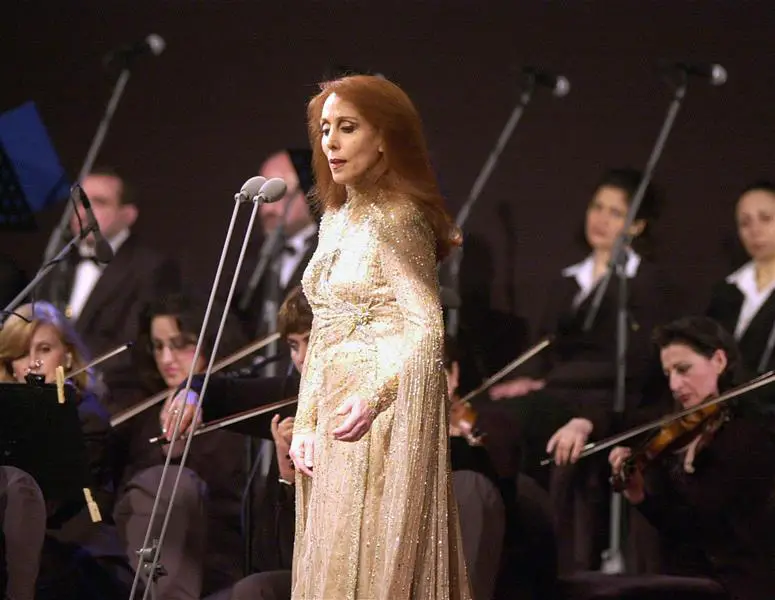 المغنية اللبنانية فيروز تحيي حفلتها الغنائية في امارة دبي - الامارات العربية المتحدة