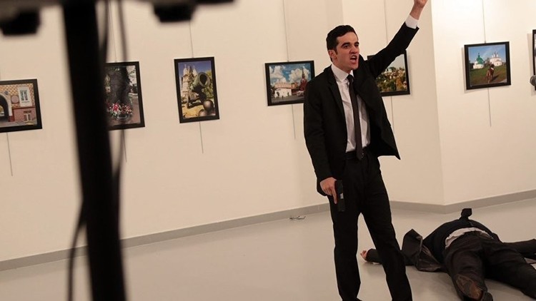 مولود ميتر ألطنطاش بعد إطلاق النار على السفير الروسي لدى تركيا أندريه كارلوف