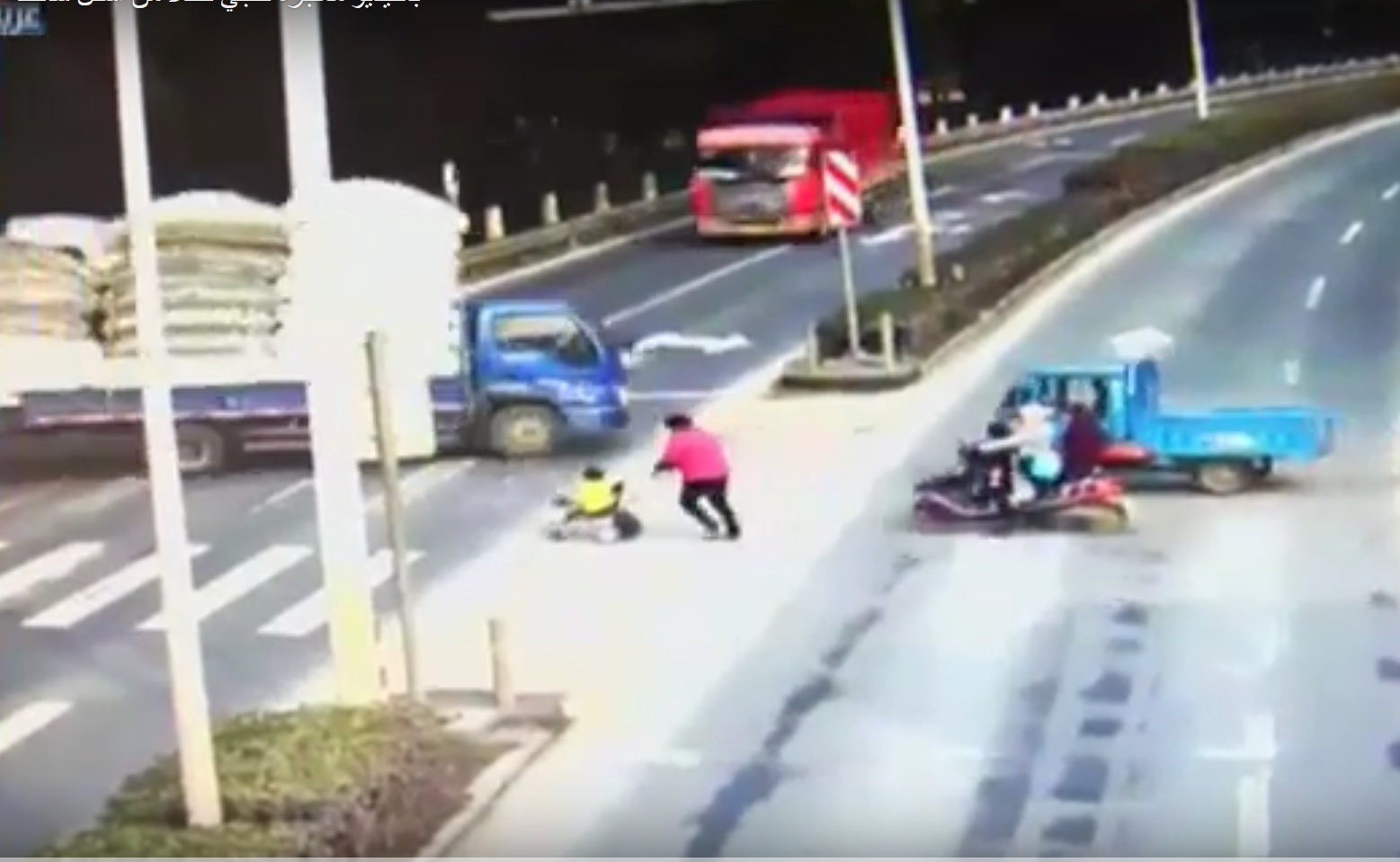 تظهر كاميرات مراقبة سيدة تدفع ابنها فوق دراجته وتحاول عبور طريق