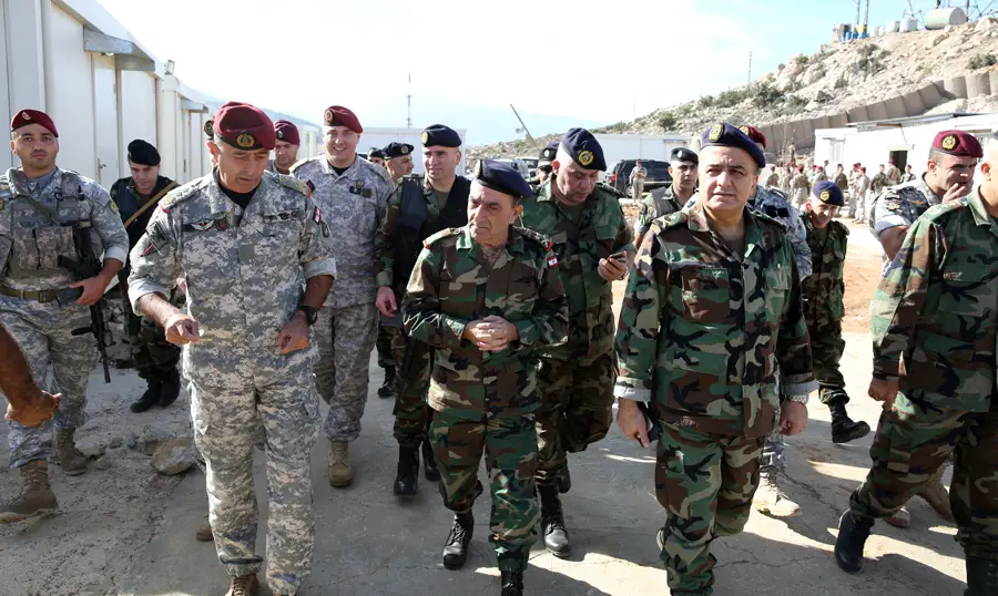 رئيس الأركان اللواء الركن حاتم ملاك متفقداً عدد من الوحدات العسكرية المنتشرة على الحدود الشمالية - أرشيف