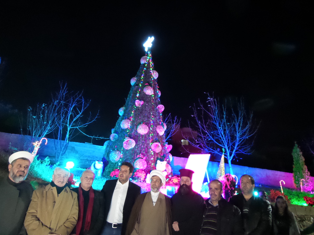 رئيس البلدية رمضان اثناء إضاءة شجرة الميلاد في بلاط