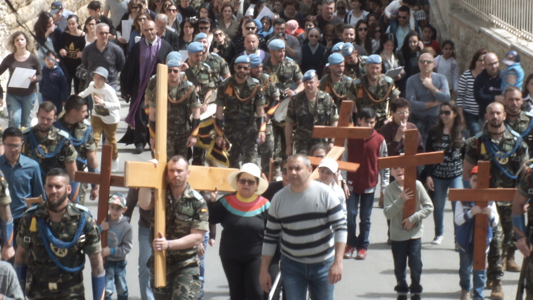 الجنود الأسبان يشاركون في حمل صليب السيد المسيح في مرجعيون - صورة مايا العشي – مرجعيون