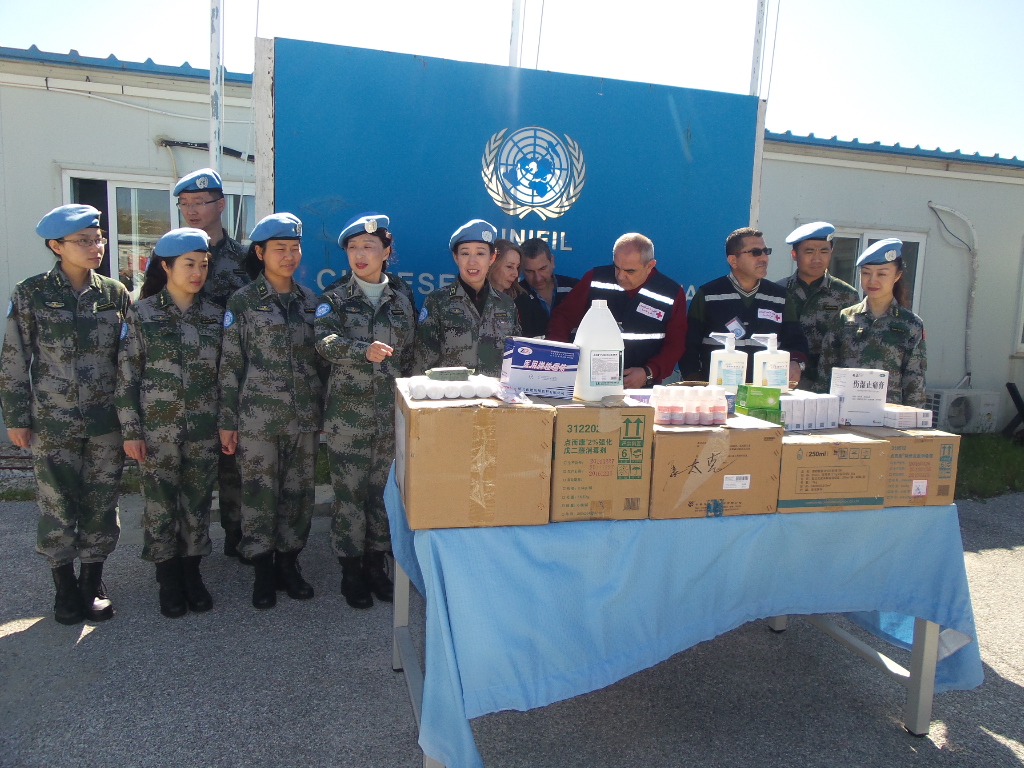 المقدم ماو بينغ مع فريقها الطبي اثناء تقديم المساعدات الطبية