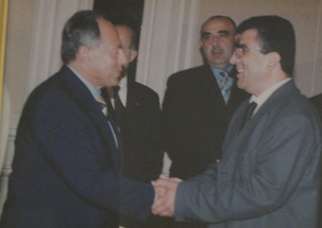 أحمد حسن الباشا في صورة مع الرئيس أميل لحّود - أرشيف