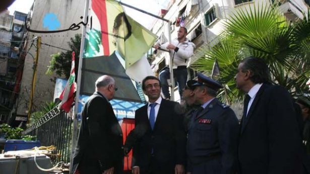 محافظ بيروت لدى تفقده حملة نزع الصور والشعارات الحزبية في العاصمة