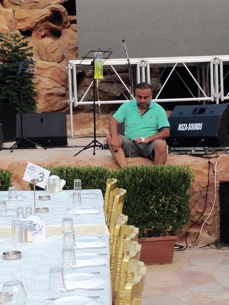 إشراف شخصي على التحضيرات من عماد قانصو، الذي نظم هذه السهرة، والذي رغم التوعك الصحي الذي ألمّ به اليوم