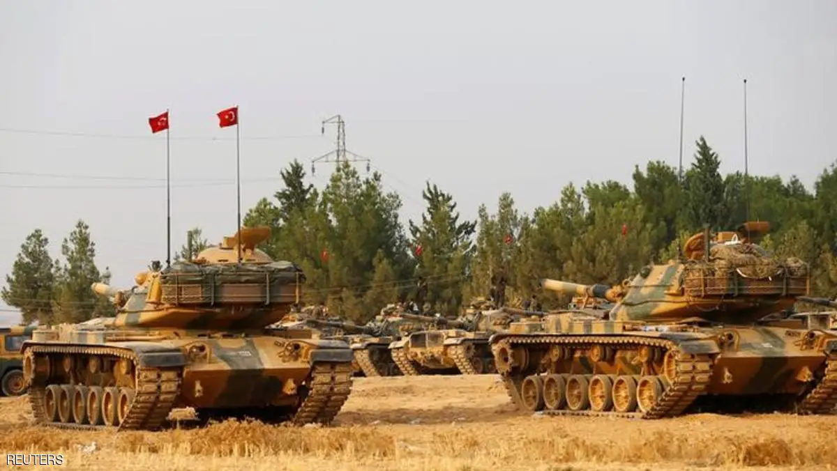 دبابات تابعة للجيش التركي على الحدود التركية السورية