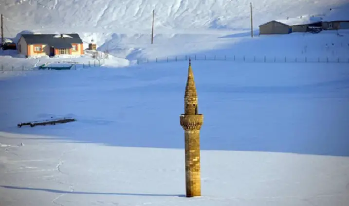 مئذنة المسجد محاطة بالثلوج