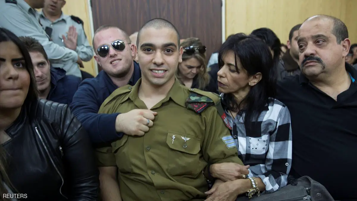 الجندي عزاريا محاطا بأفراد عائلته أثناء المحاكمة العسكرية في تل أبيب الأربعاء