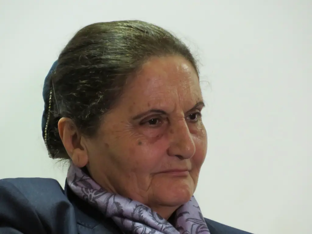 الدكتورة نازك عبدالله في حفل تكريم شقيقها الشاعر محمد عبدالله في نادي الخيام الثقافي الاجتماعي