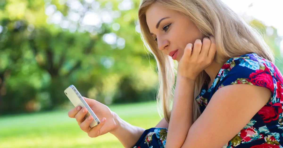 النساء المدمنات على الهواتف الذكية أكثر عرضة من الرجال لخطر الاكتئاب
