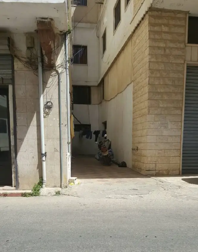 مدخل المنزل حيث يسكن العمال السوريين الذين جرى توقيفهم