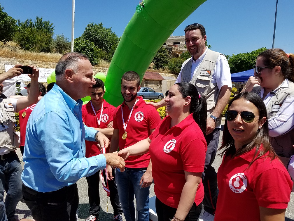 نائب رئيس بلدية جديدة مرجعيون سري غلمية يقدّم الميداليات والكؤوس للفائزين