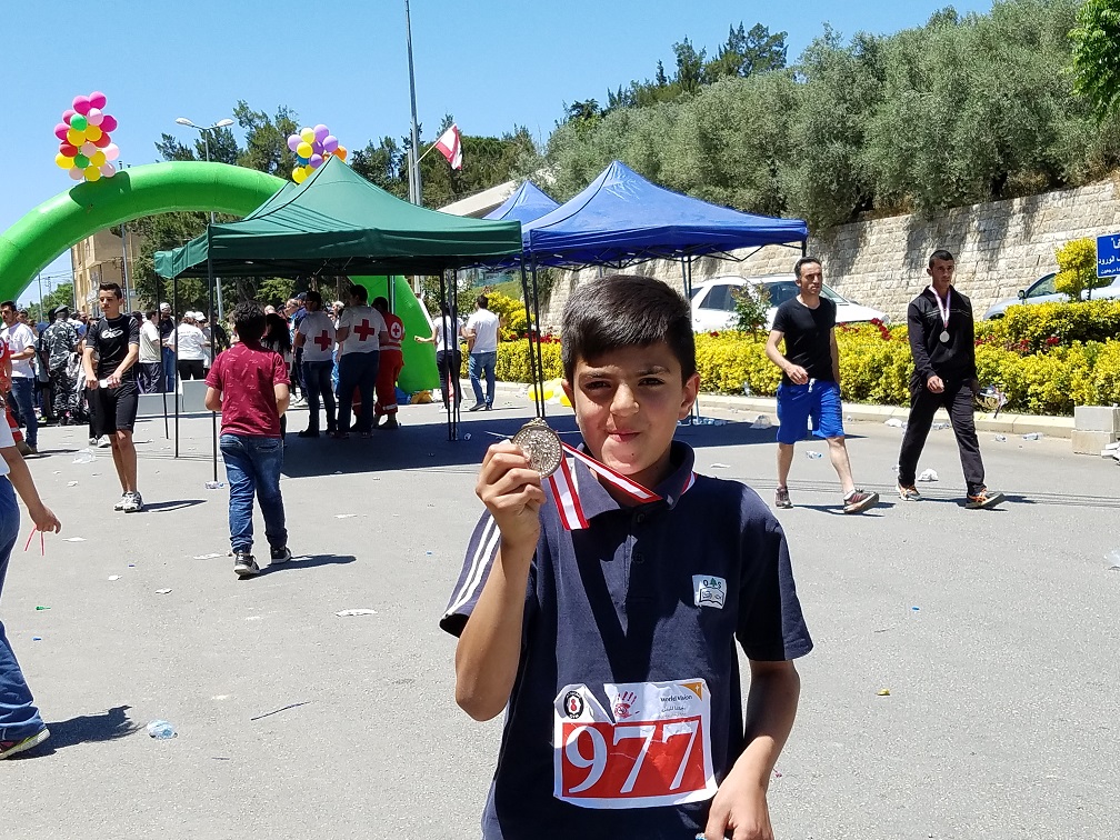 حسن علي حسّان، من الخيام، مزهواً بالميدالية التي حققها