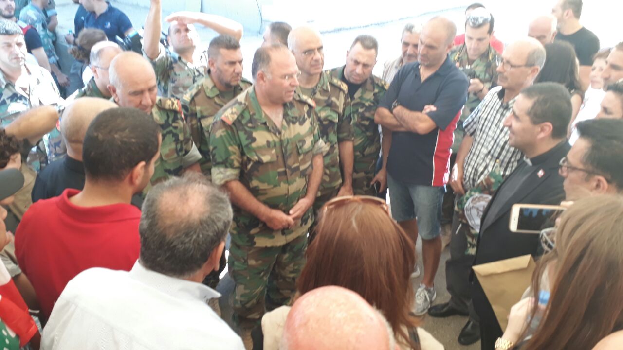 ضباط من الجيش في استقبال اهالي القليعة