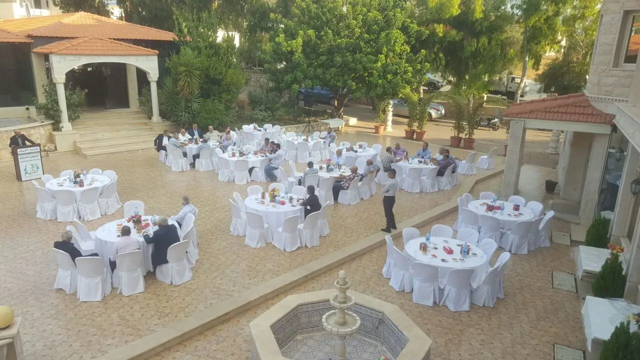 اللقاء مع الأهالي الذي دعت إليه البلدية والذي تمثل بمقاطعة لافتة للأهالي