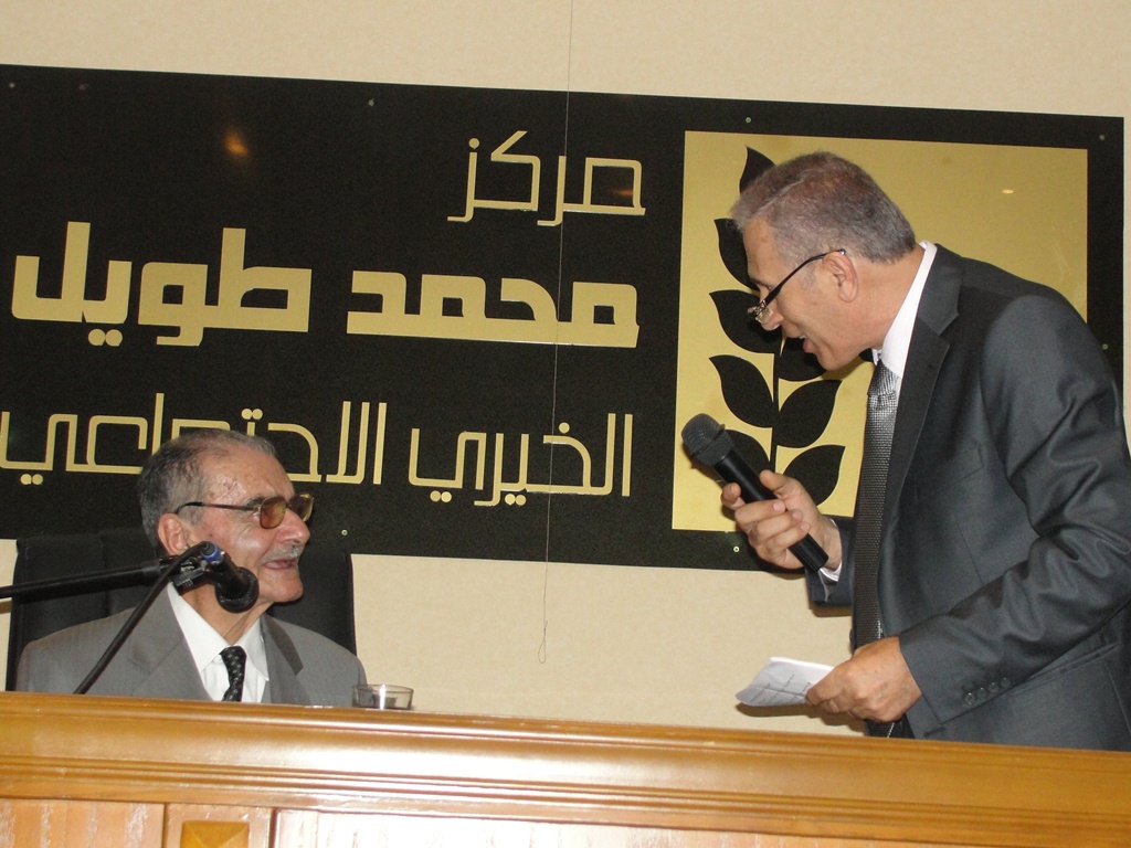 الأستاذ علي حسين خليل عبدالله خلال تكريمه في مركز محمد طويل