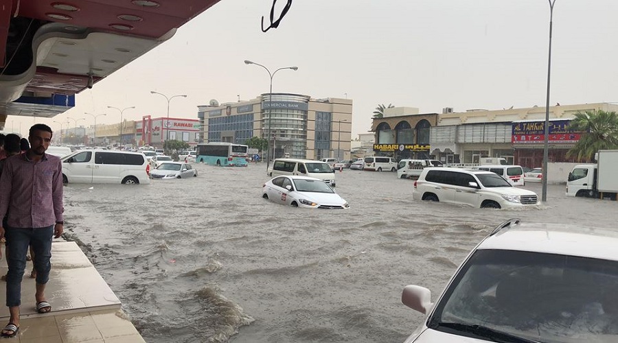 السيارات تغرق في الدوحة