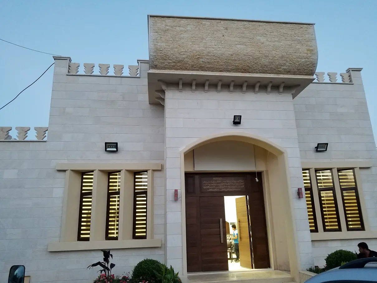 قاعة بلدية الخيام، التي تبرع ببنائها الحاج أكرم حمّود