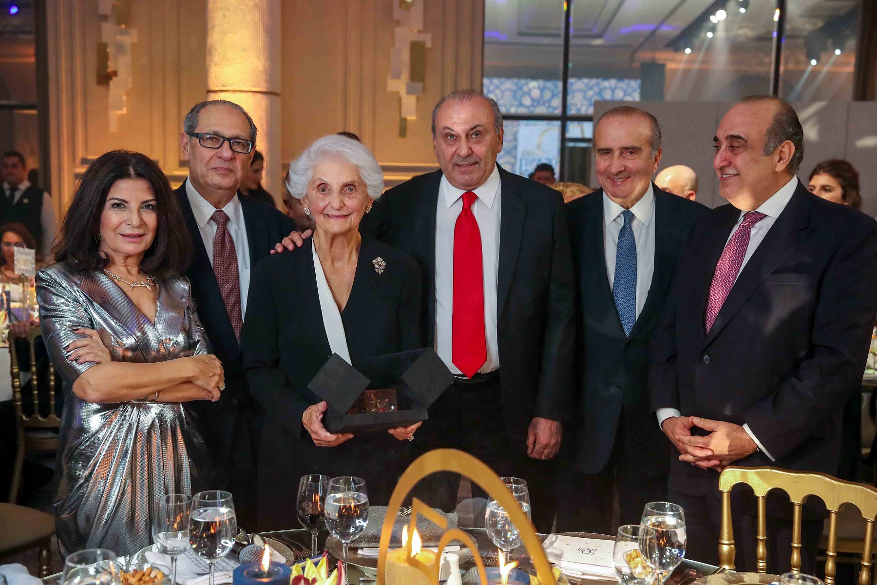 تكريم السيدة ليلى سعد (من اليمين الى الشمال: فادي عبود، روبير طرزي، أنيس نصّار، ليلى سعد، السفير ثيودور قطّوف، وفاء صعب)